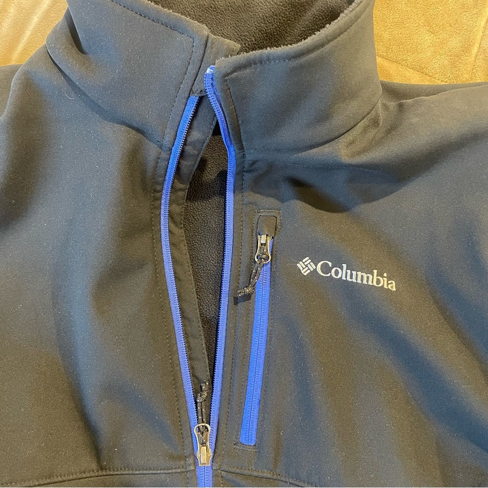 Columbia Men's Black Performance Jacket with Blue Trim - Picture 4 of 4